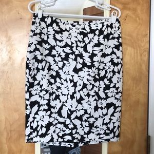LOFT pencil skirt floral black & white